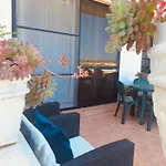 別荘 Seafront Maisonette Ocean Views & Terrace *