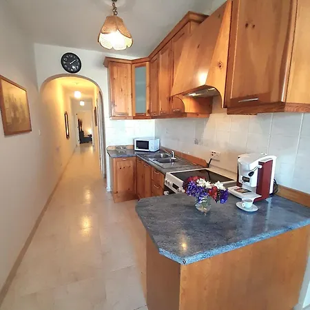 Seafront Maisonette Ocean Views & Terrace Ferienhaus