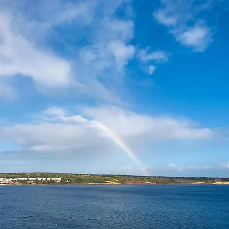 Seafront Maisonette Ocean Views & Terrace Ferienhaus