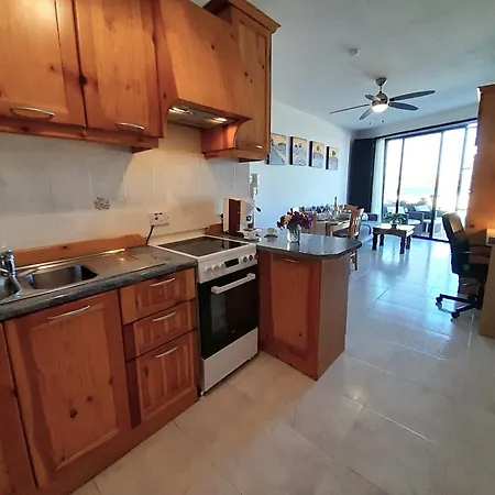 בית נופש Seafront Maisonette Ocean Views & Terrace