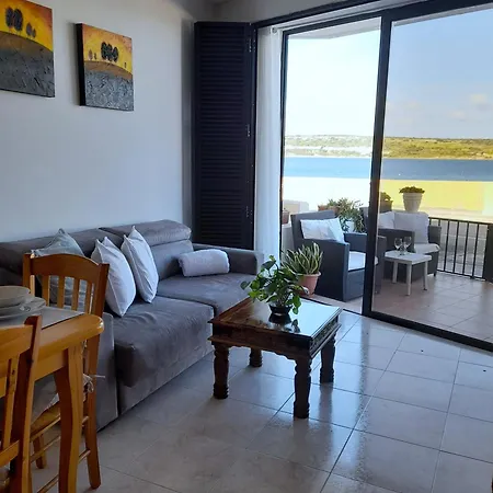 Seafront Maisonette Ocean Views & Terrace מליאהה