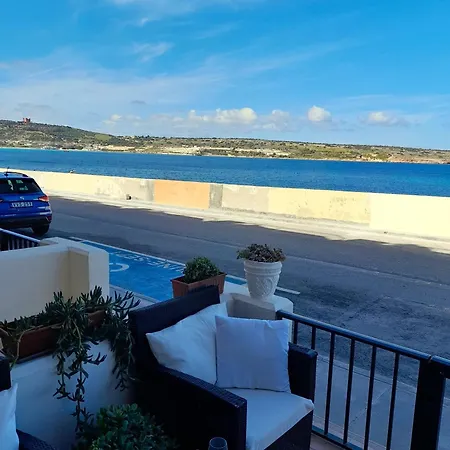 Seafront Maisonette Ocean Views & Terrace Semesterbostad Mellieħa