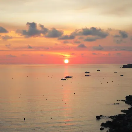 Seafront Maisonette Ocean Views & Terrace * Mellieħa