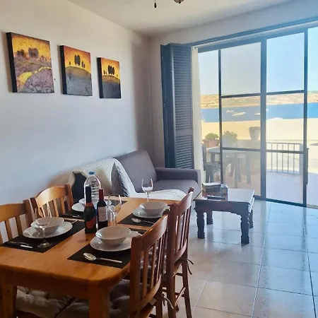 Semesterbostad Seafront Maisonette Ocean Views & Terrace Mellieħa