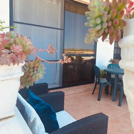 בית נופש Seafront Maisonette Ocean Views & Terrace *