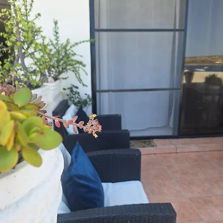 Semesterbostad Seafront Maisonette Ocean Views & Terrace *